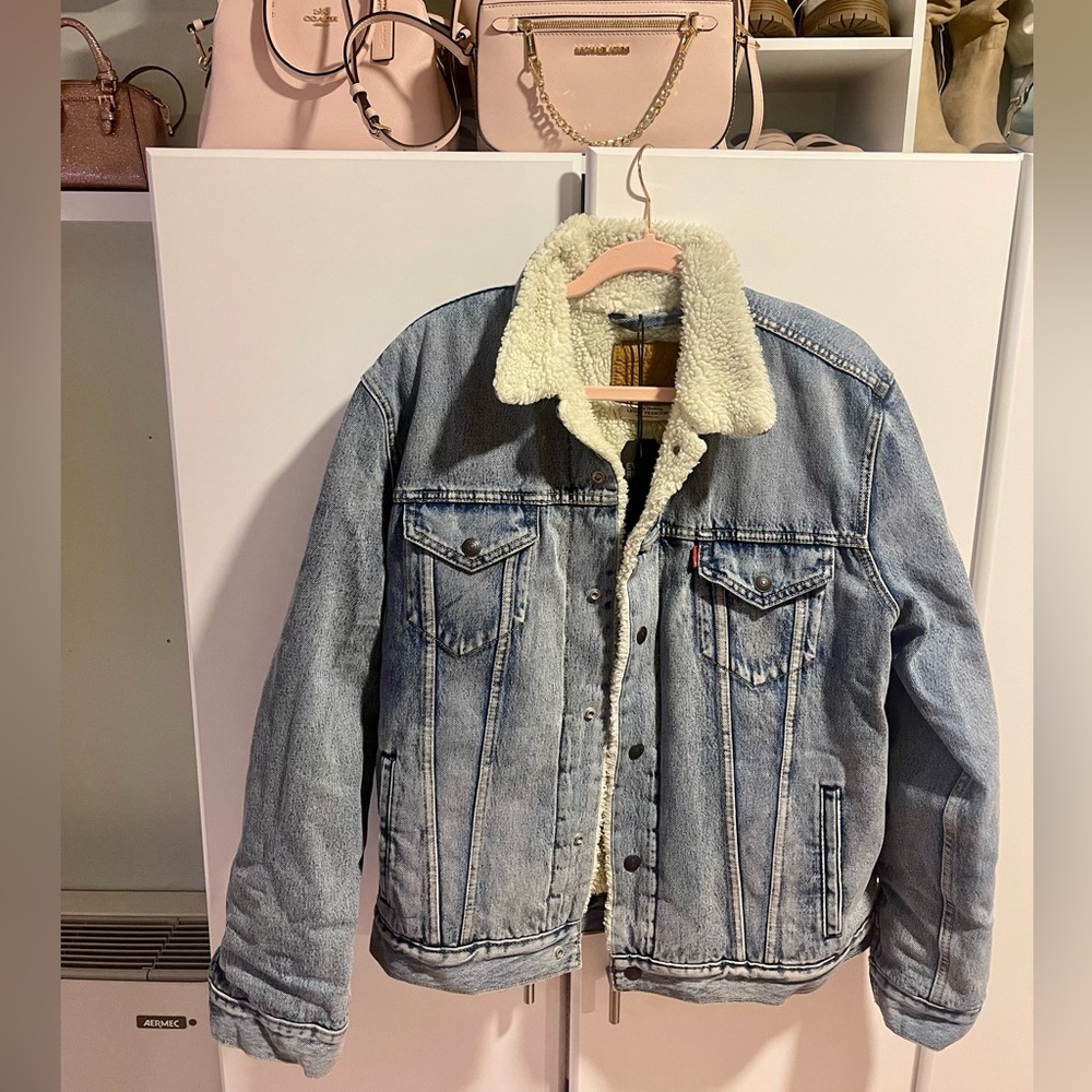 Men’s Large Levi’s Jean Jacket! NWT ⭐️💙